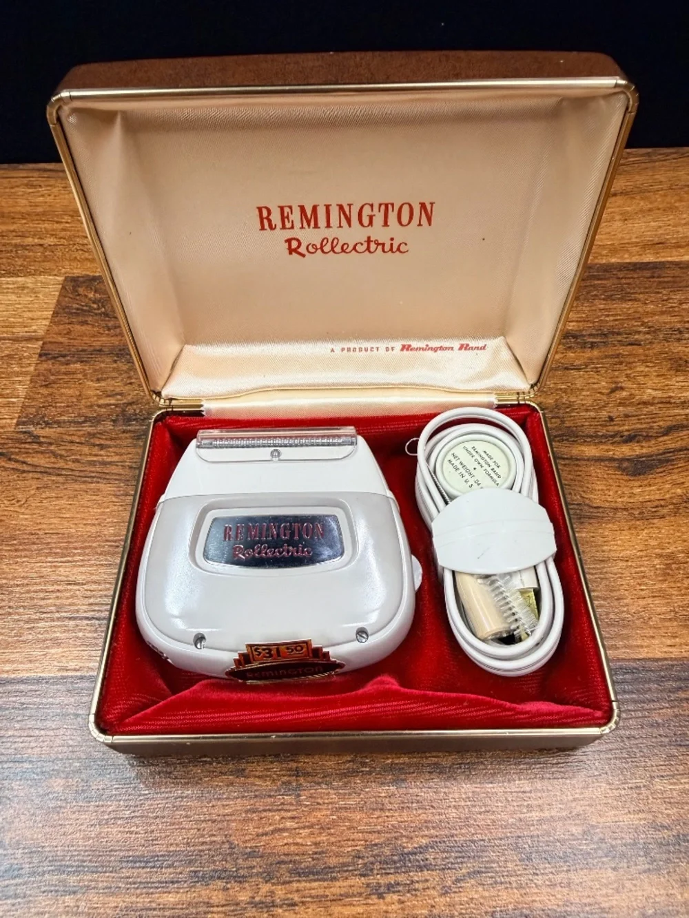 1950’s REMINGTON Rollectric Shaver with New Miracle Roller Combs